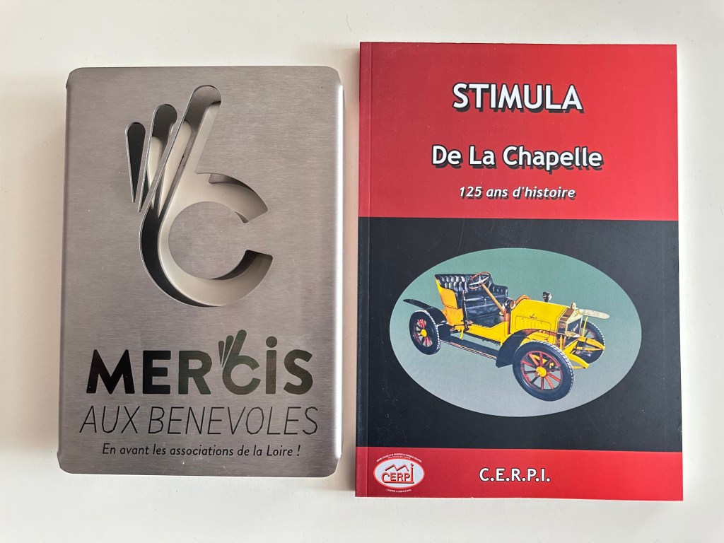 Trophée « Mercis aux bénévoles » à côté de l’ouvrage Stimula – De La Chapelle publié par le C.E.R.P.I.