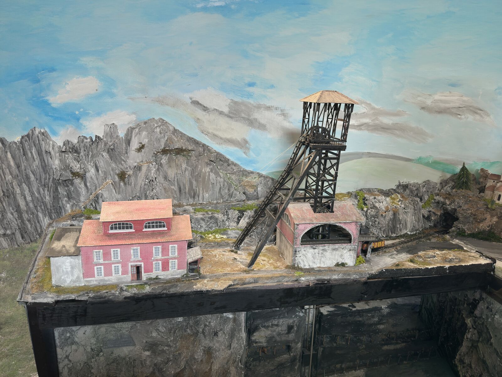 Maquette d’un puits de mine avec son chevalement et ses bâtiments